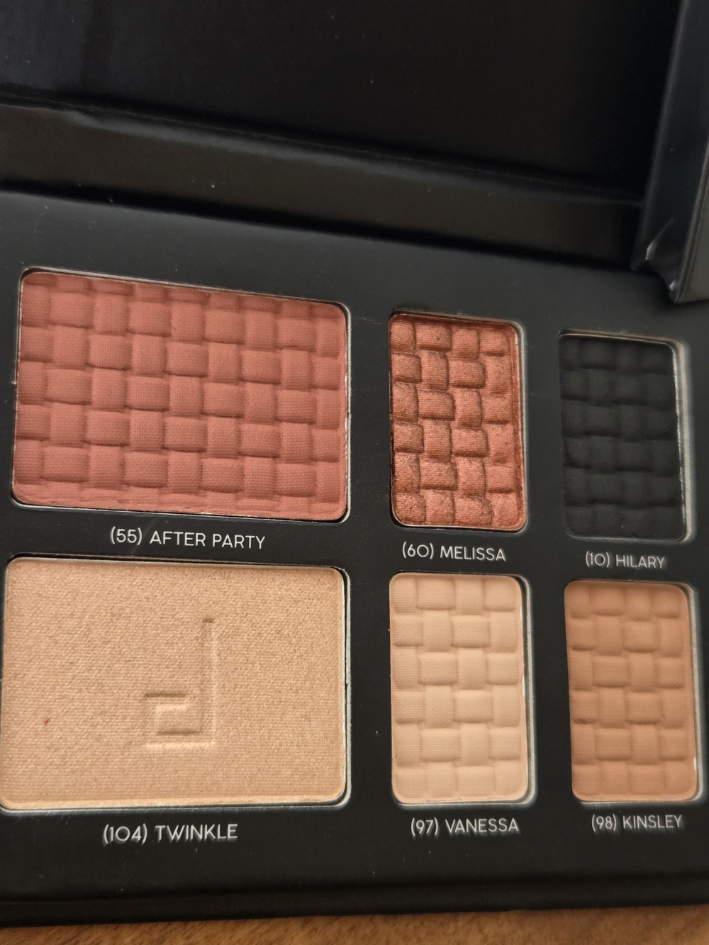 Doucce On The Go Palette - 4 Eyeshadows; 1 Highlighter; 1 Blush - SEALED Package - Picture 3 of 4